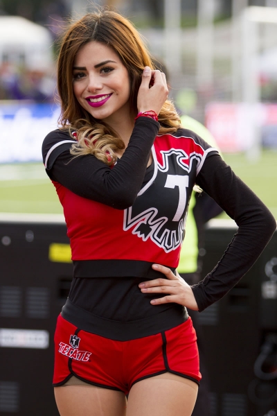 Una guapa edecán le daba la bienvenida a los aficionados en la cancha.