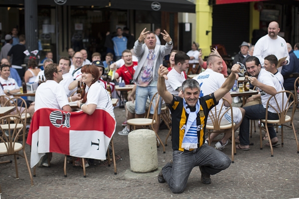 Uruguayos e ingleses conviviendo antes del encuentro.