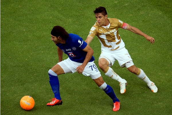 Valadéz estuvo cerca de anotar en la segunda mitad.