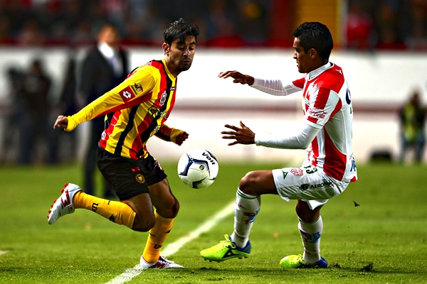 Valdovinos busca por las bandas generar un contragolpe.