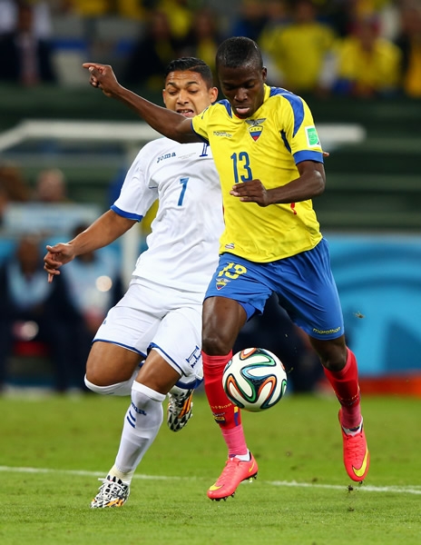 Valencia casi marca el primer gol.