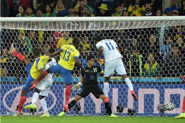 Valencia remató solo en el área.