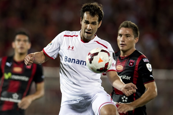 Velázquez entró en la segunda mitad para generar profundidad.