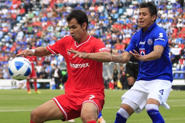 Velázquez estuvo cerca de abrir el marcador.