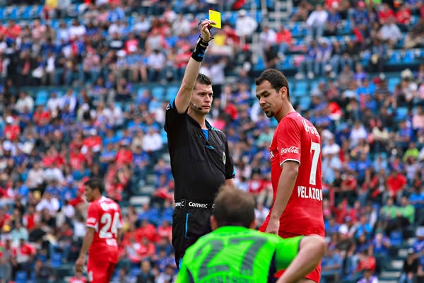 Velázquez reprobó el momento de su amonestación.