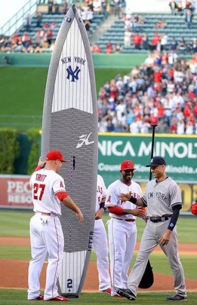 En su visita a Anaheim, Jeter recibió una tabla de surf gigante.