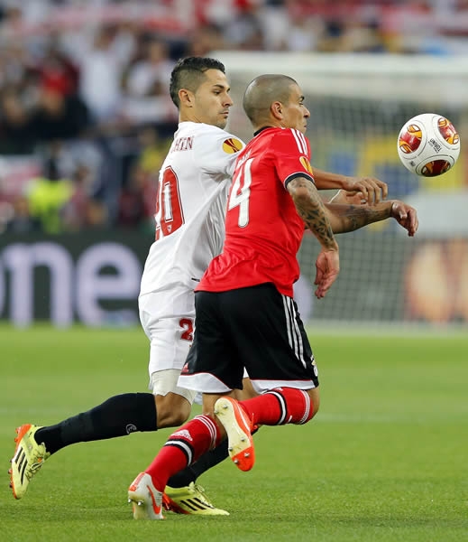 Vitolo peleó el esférico con Pereira, para dar ventaja a su equipo.