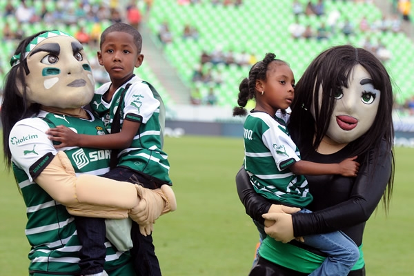 Se vivieron momentos emotivos previo al arranque del partido.