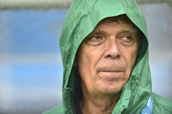 Volker Finke se retiró con las manos vacías del Arena Das Dunas.