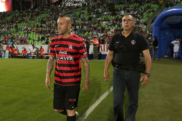 Vuoso tuvo que esperar en la banca.