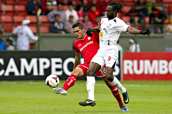 Xavi Baez es un duro contención en este partido.