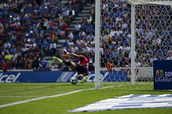 Y fue Ibarra quien se visitió de héroe para enmendar su error y quedarse con la pelota que disparó Pavone.