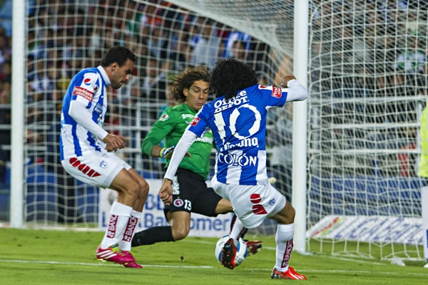 Y siguió insistiendo el local al frente.