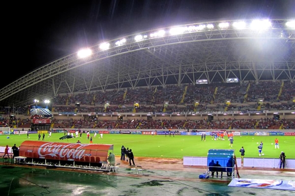 Ya calientan ambas selecciones en campo mojado.