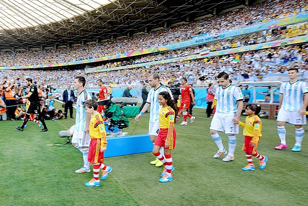 ya salen los equipos a la cancha.