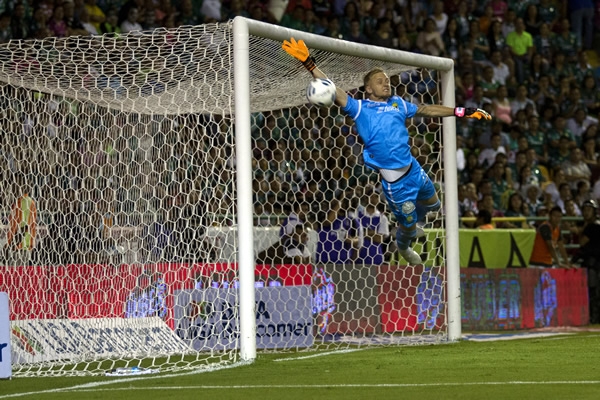 Yarbrough fue un espectador más en el gol de Lozano.