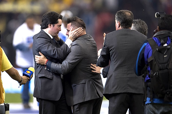 Yon de Luisa felicitó a Antonio Mohamed tras la obtención del título.