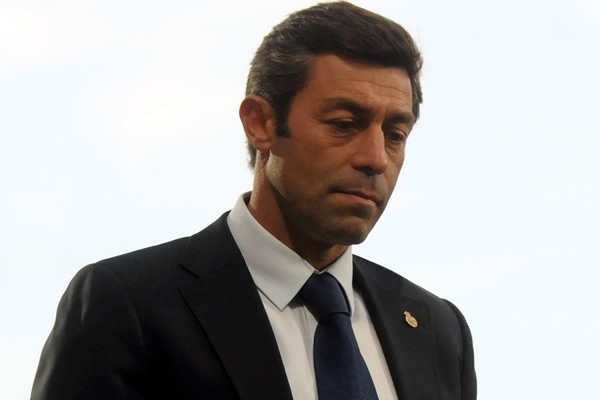 A Caixinha le preocupa Peralta.