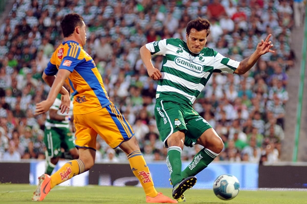 Aarón Galindo llega tarde a la marca del jugador felino.
