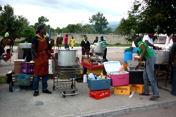 Acá los tacos y las tortas, allá el pollo y los pescuezos.