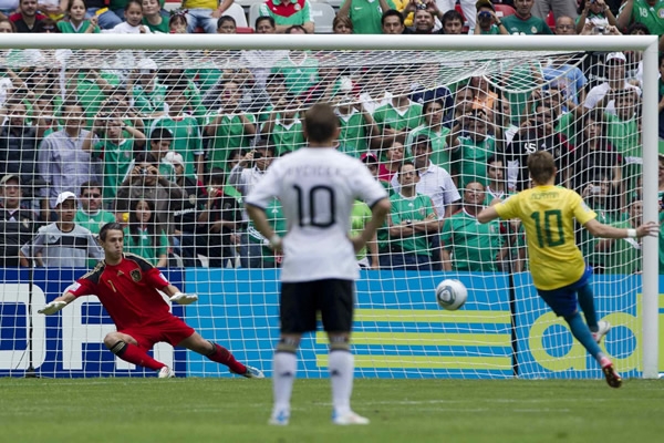 Ademilson marcó de penal