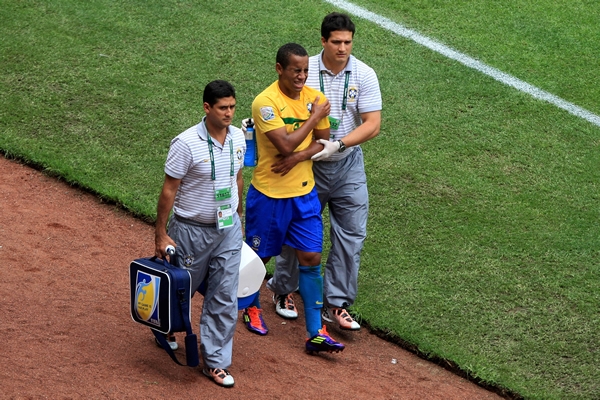 Ademilson salió lesionado