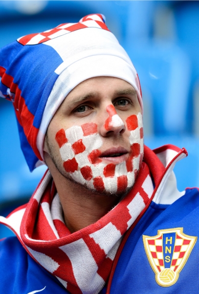 Adornando las gradas del estadio Municipal de Pozna.