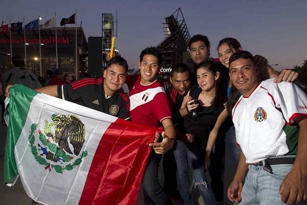 Aficionados aztecas y oeruanos apoyando al Tri.