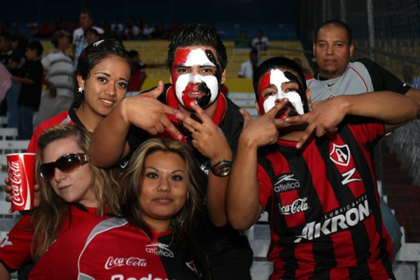 Aficionados, con el escudo del Atlas en la cara.