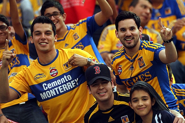 Aficionados de todas las edades apoyando a Tigres.