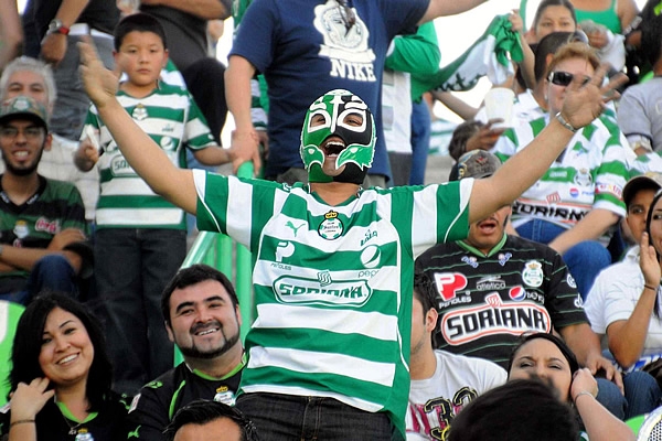 Aficionados de todas las edades se hicieron presentes para apoyar a su equipo.