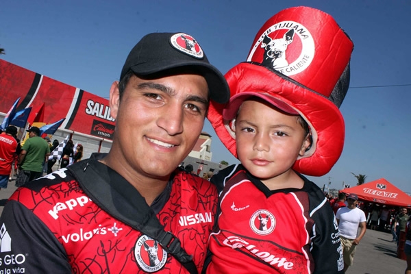 Aficionados de todas las edades apoyando a Tijuana.