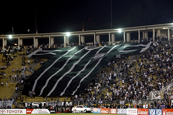 Los aficionados del equipo local mostraron camiseta gigante de su equipo.