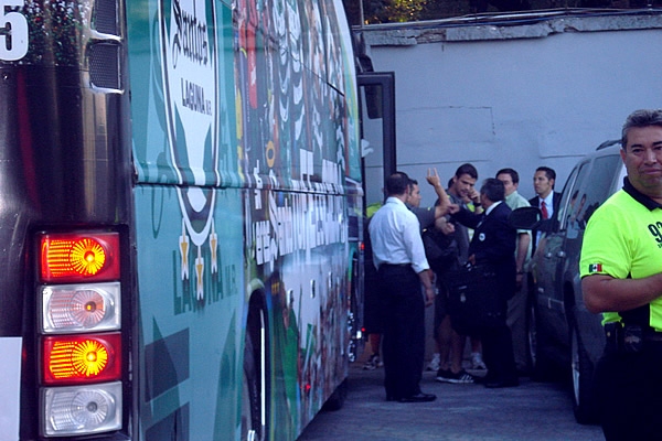 Aficionados y periodistas esperaban a los equipos finalistas.