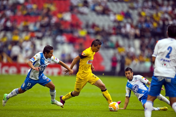 Aguilar apantalla a una los cuatro defensas de la Franja.