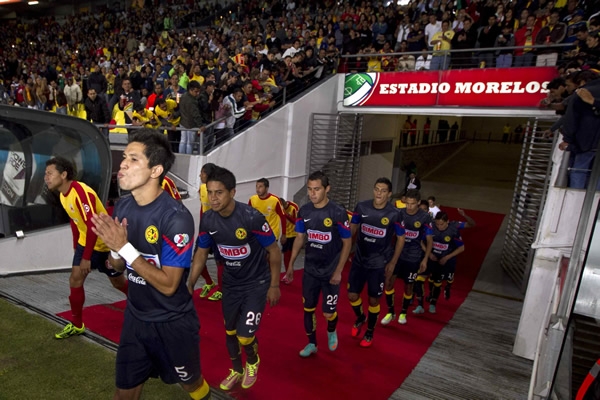 Águilas y Monarcas ingresaban al terreno de juego.