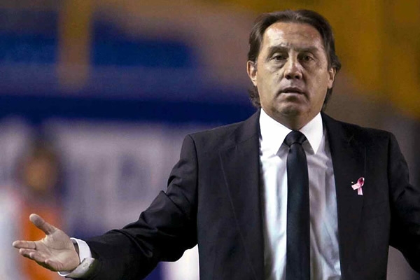 Aguinaga atiende a sus pupilos.