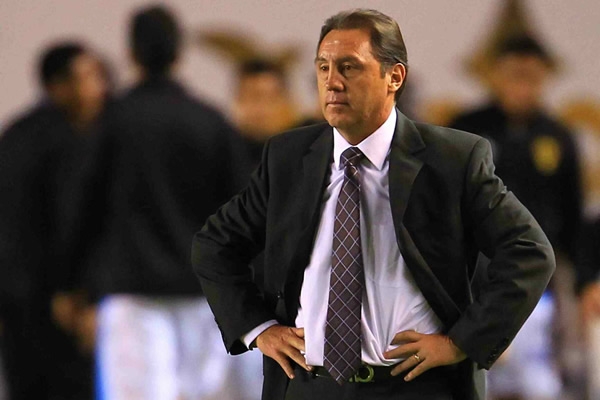 Aguinaga observando con preocupación a su equipo.