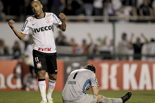 Agustín Orión, portero de Boca, se lamenta tras sufrir una lesión.