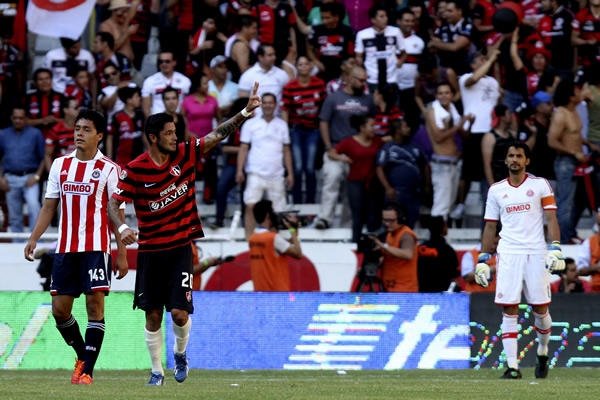 Ahora, la celebración de entre la multitud Chiva.