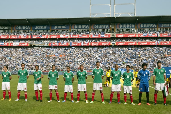 Ahora se oye el himno mexicano.