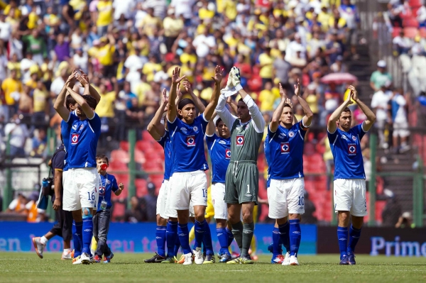 Al final del encuentro, los jugadores cementeros se despidieron de sus aficionados.