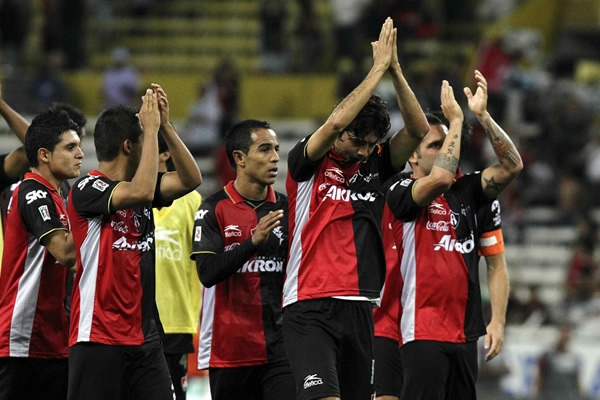 Al final del encuentro, los jugadores del Atlas se despidieron de su afición.
