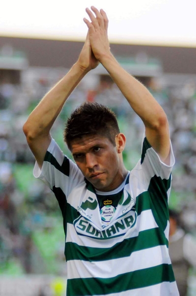 Al final del encuentro, Oribe Peralta aplaude el esfuerzo de todo su equipo.