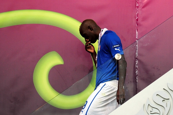 Al final del juego, Balotelli se fue directo al vestidor italiano.