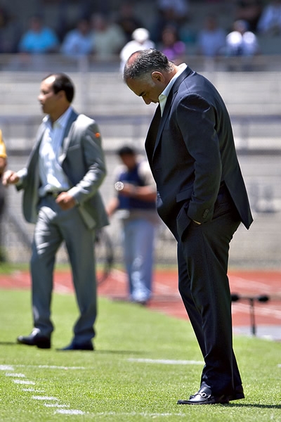 Al final del juego, Memo Vázquez se vió muy desconsolado.