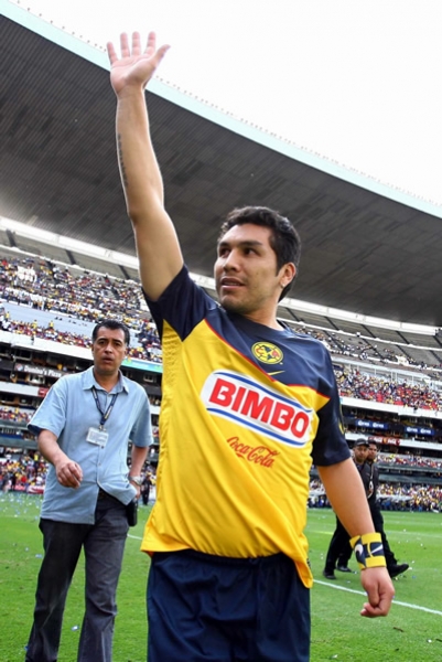 Al medio tiempo, Chava dio una vuelta olímpica en el Azteca.
