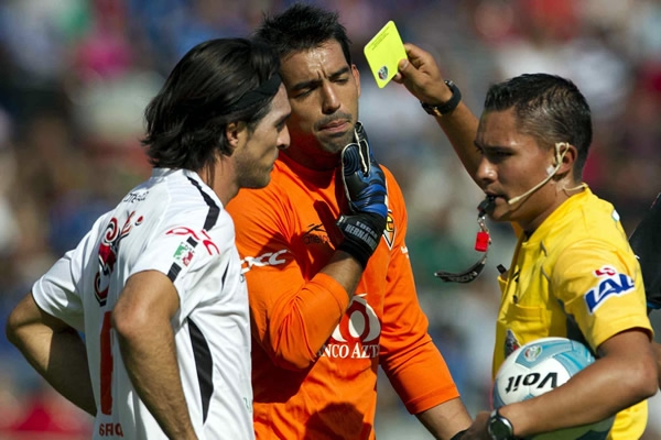 Al minuto 21, Bueno se ganó una tarjeta amarilla por reclamar.