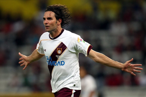 Al minuto 42, Duilio Davino adelantó a Estudiantes.