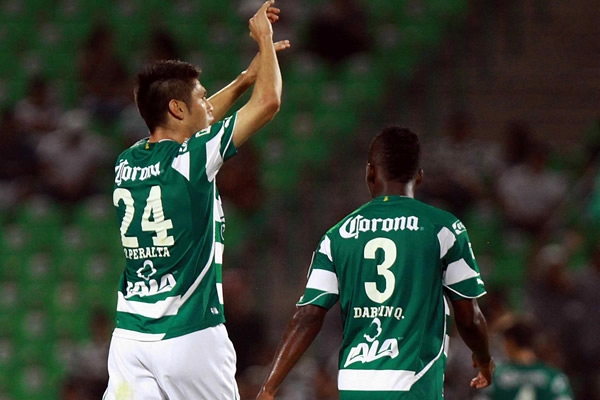 Al minuto 29, Oribe Peralta adelantó a Santos.